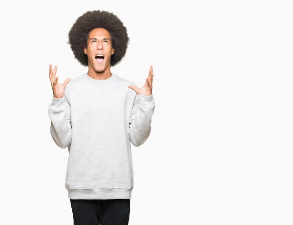 Unga Afroamerikanska Man Med Afro Hår Iklädd Sportig Sweatshirt Galen — Stockfoto