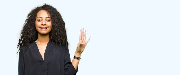 Kıvırcık Saçlı Kadar Zarif Elbise Gösterme Işaret Parmakları Ile Giyen — Stok fotoğraf