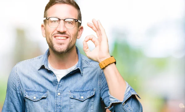 Bello Uomo Con Gli Occhiali Sorridente Positivo Facendo Segno Con — Foto Stock