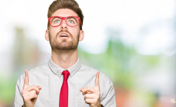 Joven Hombre Negocios Guapo Con Gafas Asombrado Sorprendido Mirando Hacia — Foto de Stock