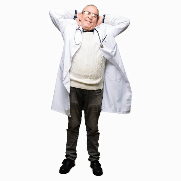 Stilig Senior Doktor Man Klädd Medicinsk Päls Relaxing Och Stretching — Stockfoto