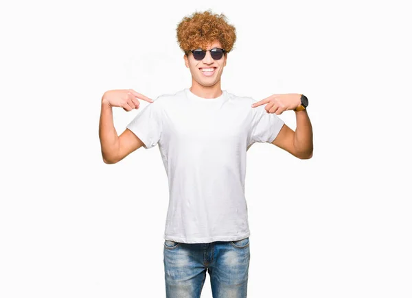 Junger Gutaussehender Mann Mit Afro Haaren Und Sonnenbrille Der Selbstbewusst — Stockfoto