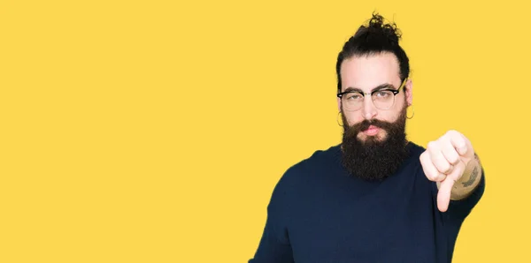 Joven Hipster Hombre Con Pelo Largo Barba Con Gafas Que —  Fotos de Stock