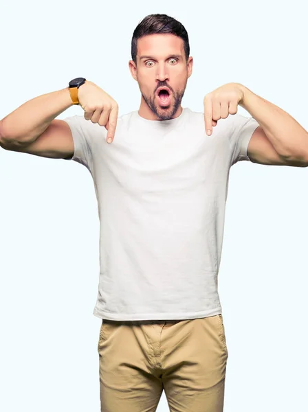 Hombre Guapo Con Camiseta Blanca Casual Señalando Con Los Dedos —  Fotos de Stock