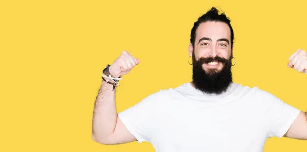 Joven Hombre Hipster Con Pelo Largo Barba Con Camiseta Blanca — Foto de Stock