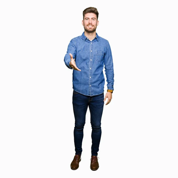 Ung Snygg Blond Man Bär Casual Denim Skjorta Leende Vänliga — Stockfoto