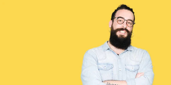 Jonge Hipster Man Met Lange Haren Baard Dragen Van Bril — Stockfoto