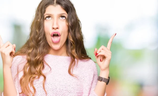 Junge Schöne Frau Rosa Pullover Erstaunt Und Überrascht Blick Nach — Stockfoto