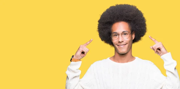 Afro Amerikai Fiatalember Afro Haj Viselt Szemüveg Mosolyogva Rámutatva Hogy — Stock Fotó
