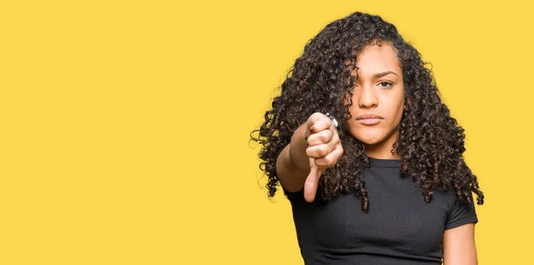 Jeune Belle Femme Aux Cheveux Bouclés Regardant Malheureux Colère Montrant — Photo