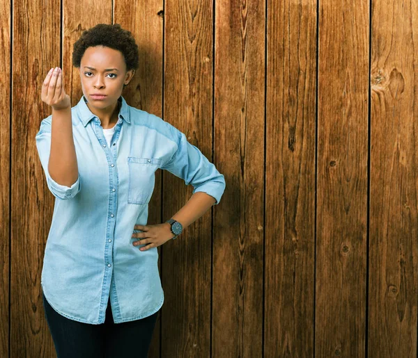 手と指の自信を持って式による分離背景に若くてきれいなアフリカ系アメリカ人女性を行うイタリア身振り — ストック写真