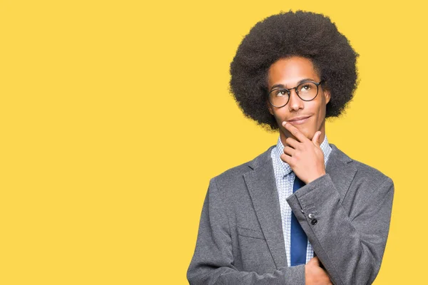 Mladí Africké Americké Obchodní Muž Afro Vlasy Nosí Brýle Rukou — Stock fotografie