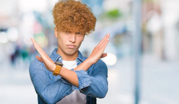 Fiatal Jóképű Ember Afro Hajú Viselt Farmer Kabát Elutasítás Kifejezés — Stock Fotó