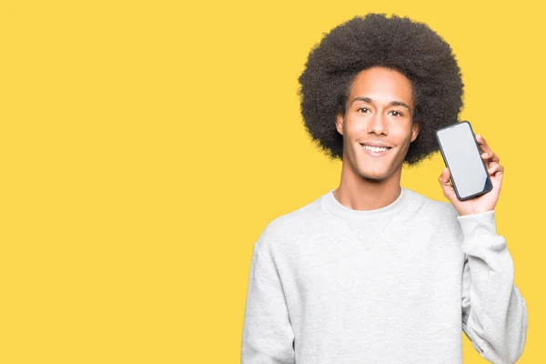 Jonge Afro Amerikaanse Man Met Afro Haar Smartphone Scherm Tonen — Stockfoto