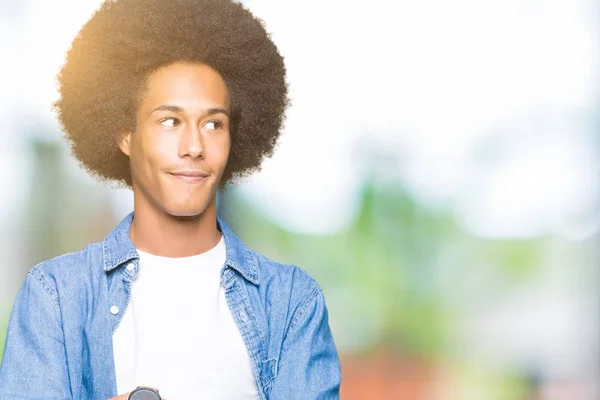 Unga Afroamerikanska Man Med Afro Hår Leende Seende Sidan Och — Stockfoto