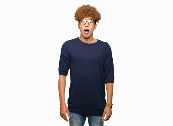 Ung Vacker Man Med Afro Glasögon Rädd Och Chockad Med — Stockfoto