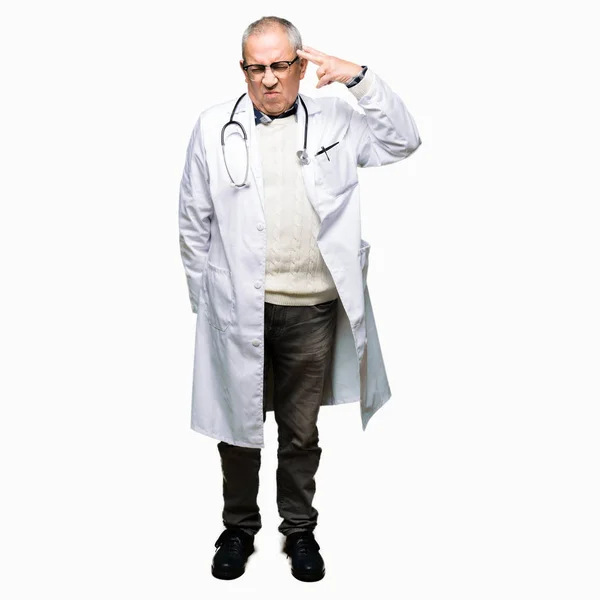 Stilig Senior Doktor Man Klädd Medicinsk Coat Skytte Och Döda — Stockfoto