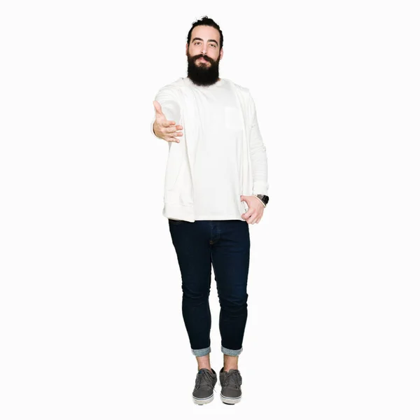 Joven Con Pelo Largo Barba Con Sudadera Deportiva Sonriendo Amigable —  Fotos de Stock