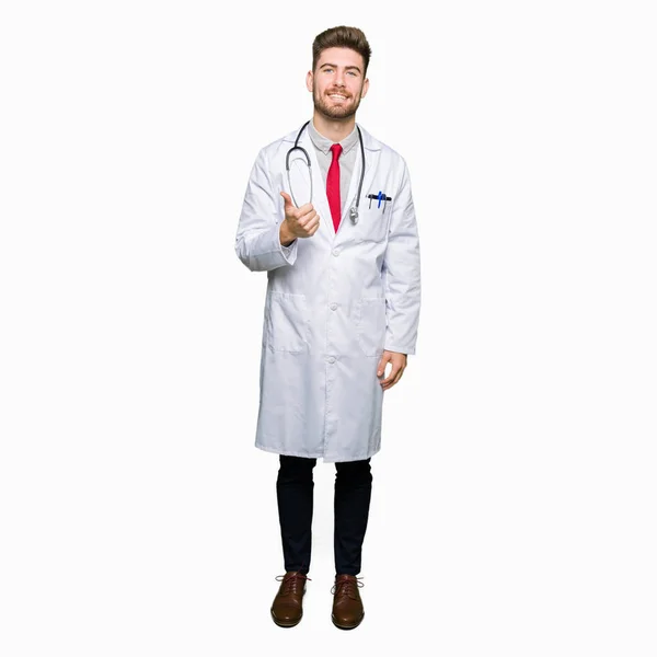 Νέος Ωραίος Γιατρός Άνθρωπος Φορώντας Ιατρική Παλτό Κάνει Ευτυχισμένη Μπράβο — Φωτογραφία Αρχείου
