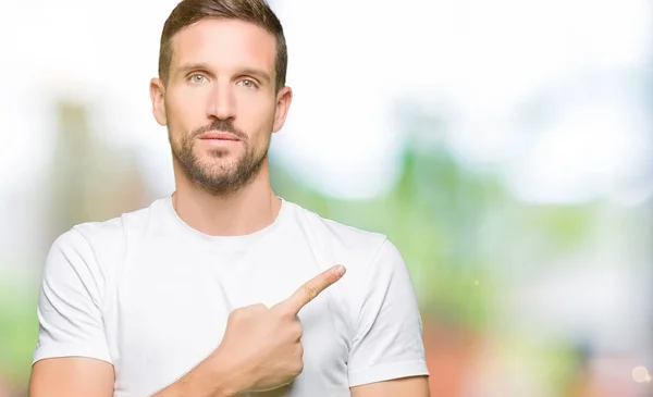 Schöner Mann Lässigem Weißem Shirt Der Mit Dem Finger Zur — Stockfoto