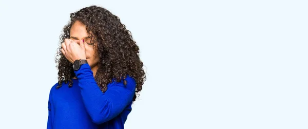 Giovane Bella Donna Con Capelli Ricci Indossa Maglione Invernale Stanco — Foto Stock