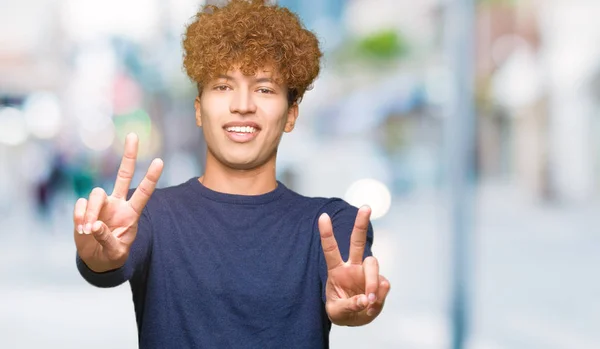 Joven Hombre Guapo Con Pelo Afro Sonriendo Mirando Cámara Mostrando —  Fotos de Stock