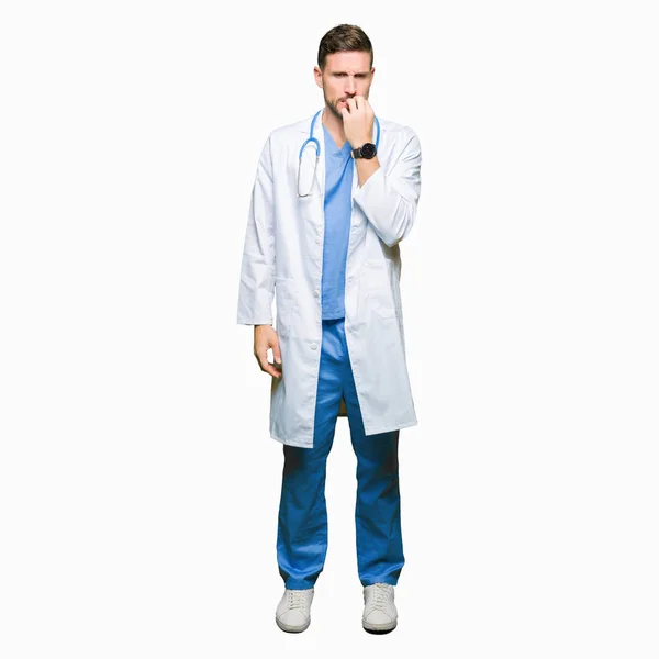 Gutaussehender Arzt Medizinischer Uniform Über Isoliertem Hintergrund Der Gestresst Und — Stockfoto