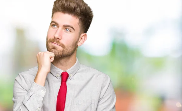 Giovane Uomo Affari Bello Con Mano Sul Mento Pensando Alla — Foto Stock