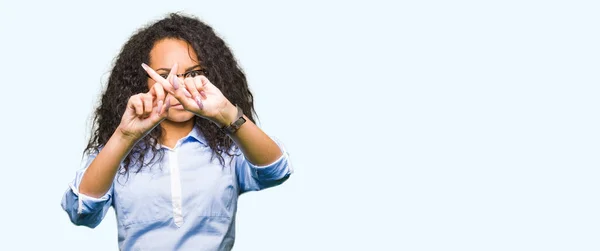 Junge Schöne Business Girl Mit Lockigem Haar Trägt Brille Ablehnung — Stockfoto