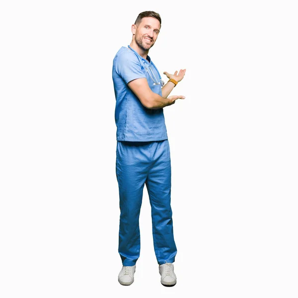 Knappe Dokter Man Dragen Van Medische Uniform Geïsoleerde Achtergrond Uitnodigen — Stockfoto