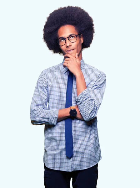 Jovem Empresário Afro Americano Com Cabelo Afro Vestindo Óculos Com — Fotografia de Stock