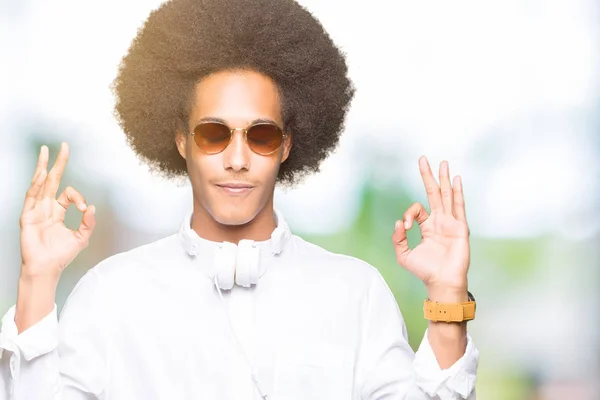 Jonge Afro Amerikaanse Man Met Afro Haar Dragen Zonnebril Koptelefoon — Stockfoto