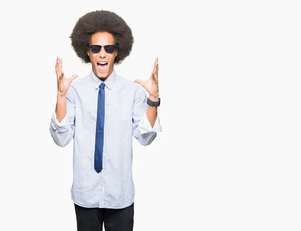 Fiatal Afro Amerikai Üzletember Afro Hajú Visel Napszemüveg Ünneplő Őrült — Stock Fotó