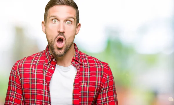 Schöner Mann Lässigem Hemd Ängstlich Und Schockiert Mit Überraschtem Gesichtsausdruck — Stockfoto