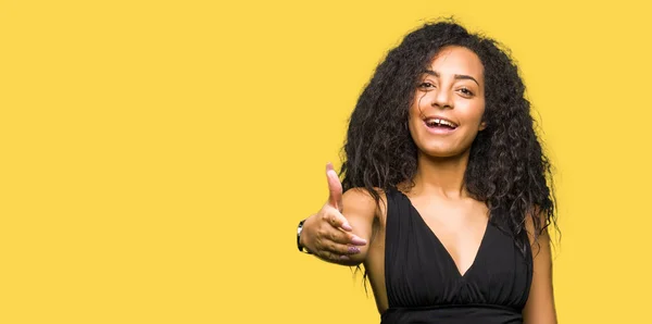 Joven Hermosa Chica Con Pelo Rizado Con Falda Moda Sonriente —  Fotos de Stock