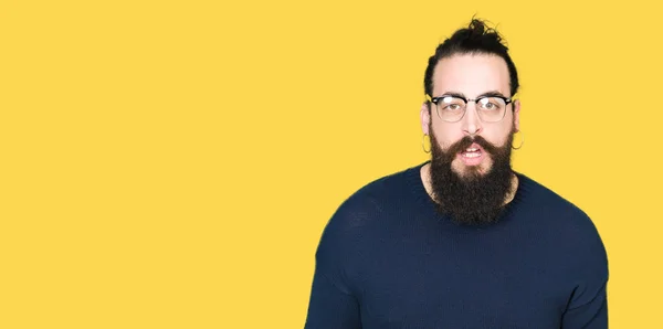 Jonge Hipster Man Met Lange Haren Baard Dragen Van Een — Stockfoto