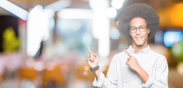 Mladý Američan Afričana Muž Afro Vlasy Nosí Brýle Úsměvem Při — Stock fotografie