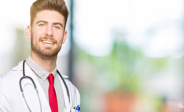 Jovem Homem Médico Bonito Vestindo Casaco Médico Mostrando Palma Mão — Fotografia de Stock