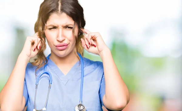 Genç Yetişkin Doktor Kadın Yüksek Sesle Müzik Gürültü Için Rahatsız — Stok fotoğraf