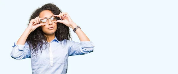 Menina Negócios Bonita Nova Com Cabelo Encaracolado Usando Óculos Tentando — Fotografia de Stock