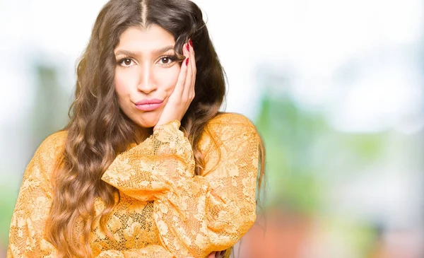 Jovem Mulher Bonita Vestindo Amarelo Vestido Elegante Pensando Parecendo Cansado — Fotografia de Stock