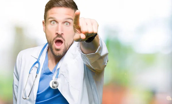 Hombre Guapo Doctor Vistiendo Uniforme Médico Sobre Fondo Aislado Señalando — Foto de Stock