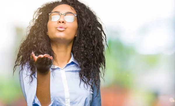 Menina Negócios Bonita Nova Com Cabelo Encaracolado Usando Óculos Olhando — Fotografia de Stock