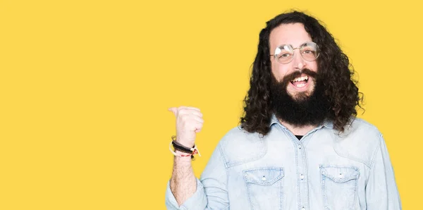 Joven Hipster Hombre Con Pelo Largo Barba Con Gafas Sonriendo — Foto de Stock