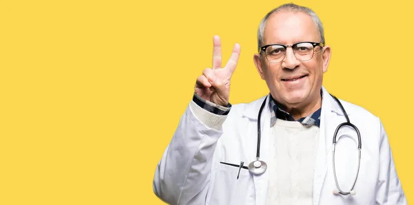 Красивий Старший Лікар Чоловік Медичному Пальто Показує Вказує Пальцями Номер — стокове фото
