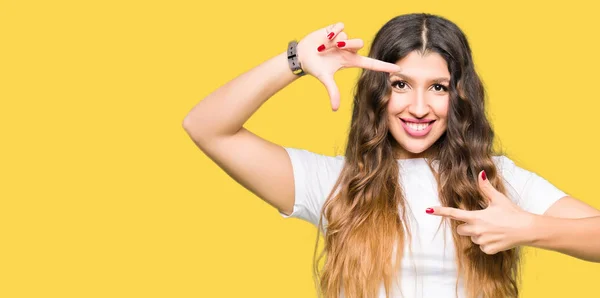 Jovem Mulher Bonita Vestindo Casual Shirt Branca Sorrindo Fazendo Moldura — Fotografia de Stock