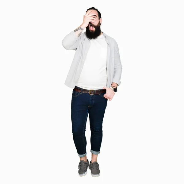 Jeune Homme Aux Cheveux Longs Barbe Boucles Oreilles Regardant Dans — Photo