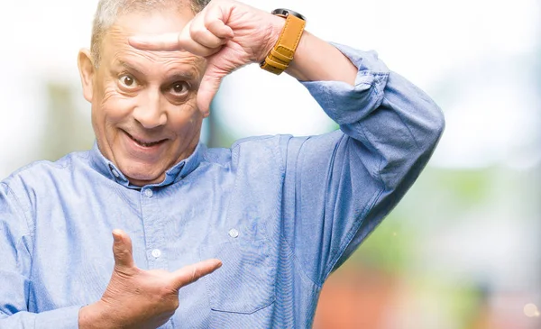 Bonito Homem Negócios Sênior Vestindo Camisa Elegante Sorrindo Fazendo Moldura — Fotografia de Stock