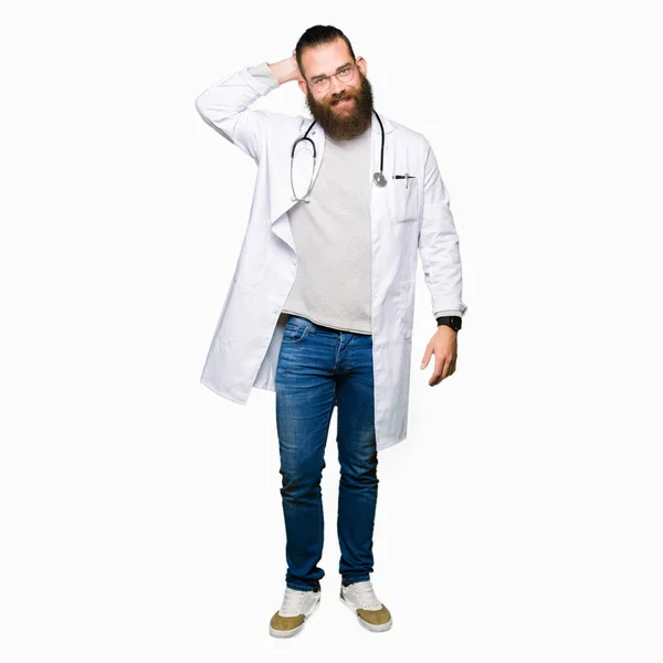 Sakal Giyen Tıbbi Ceket Ile Genç Sarışın Doktor Adam Kadar — Stok fotoğraf