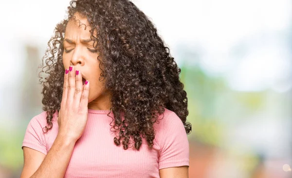 Giovane Bella Donna Con Capelli Ricci Che Indossano Rosa Shirt — Foto Stock